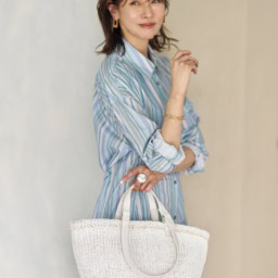バッグ¥44,000／バケット バゲージ（アイネックス）、シャツワンピース¥24,750／ファナカ（ティースクエア プレスルーム）、サングラス¥50,600／アイヴァン（アイヴァン 東京ギャラリー）、ピアス¥19,800／ワンエー アールバイ ウノアエレ（ウノアエレ ジャパン）、ブレスレット¥8,800／アビステ、リング¥40,480／ピニャッタ（ズットホリック）