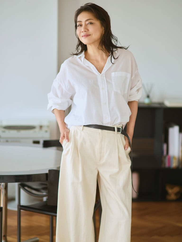 シャツ¥45,100/フランク&アイリーン(リトルリーグ インク)、パンツ¥77,000、ベルト¥30,800/ともにブラミンク(ブラミンク トーキョー)、ネックレス¥297,000/ミズキ(リトルリーグ インク)