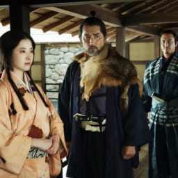 映画『黒牢城』より村重（本木雅弘）と妻・千代保（吉高由里子）、家臣・乾助三郎（宮舘涼太）
