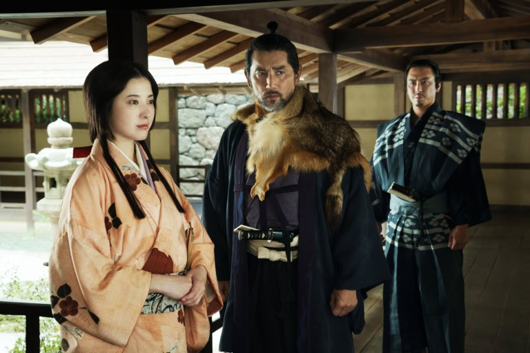 映画『黒牢城』より村重(本木雅弘)と妻・千代保(吉高由里子)、家臣・乾助三郎(宮舘涼太)