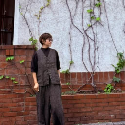 トップス、パンツ、ベスト：TIGRE BROCANTE 　シューズ：TOSHINOSUKE TAKEGAHARA
