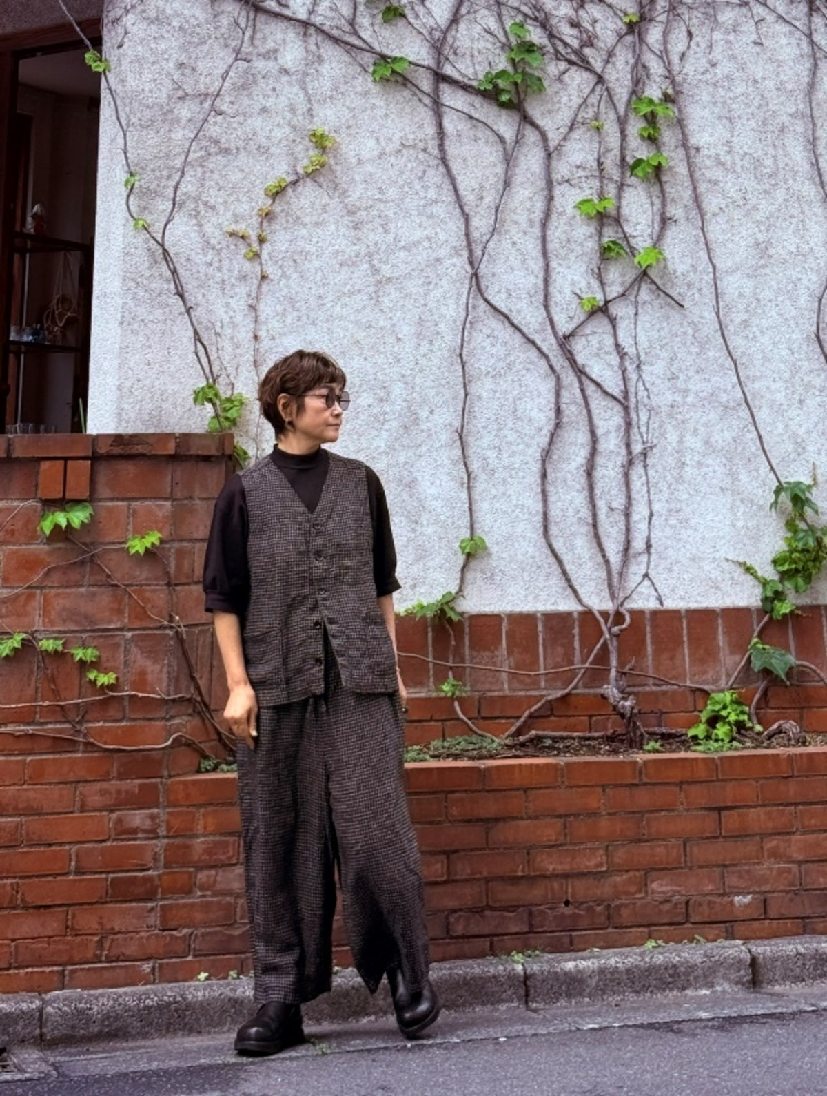 トップス、パンツ、ベスト：TIGRE BROCANTE 　シューズ：TOSHINOSUKE TAKEGAHARA