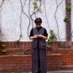 トップス、パンツ、ベスト：TIGRE BROCANTE 　シューズ：TOSHINOSUKE TAKEGAHARA