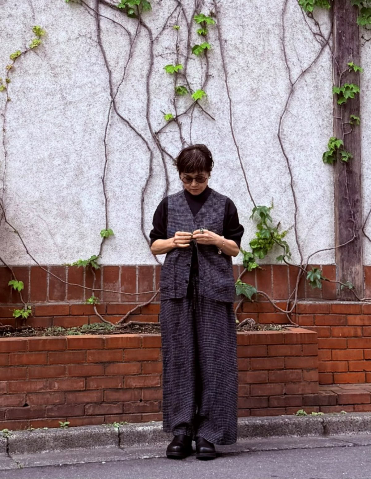 トップス、パンツ、ベスト：TIGRE BROCANTE 　シューズ：TOSHINOSUKE TAKEGAHARA