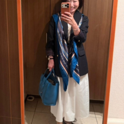 長谷川さん_紺ブレx大判ストールで大人のきれいめ防寒コーディネート