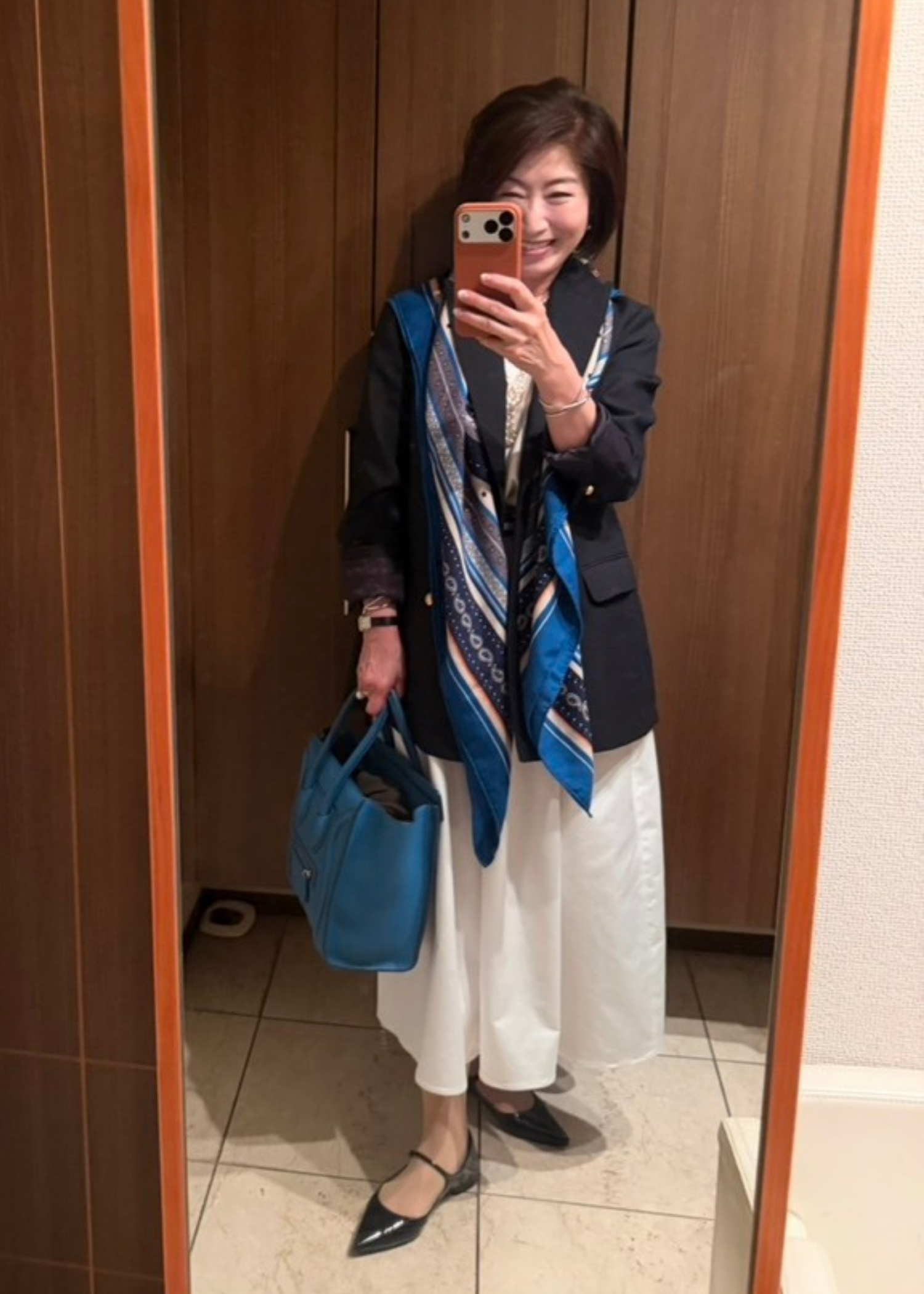 長谷川さん_紺ブレx大判ストールで大人のきれいめ防寒コーディネート