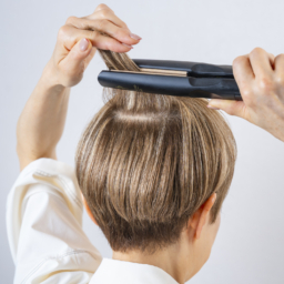 ヘアアイロンで伸ばす