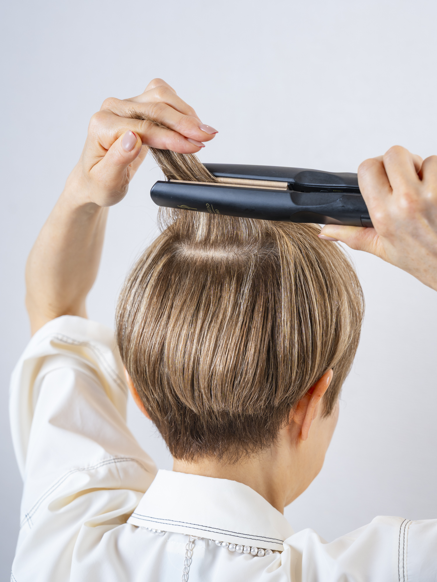 ヘアアイロンで伸ばす