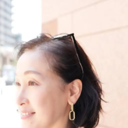 「春とはいえ侮れないのが紫外線。サングラスはマストアイテムです。ヘアアクセサリーとしても使いまわせるのでワンポイントとして重宝しています」