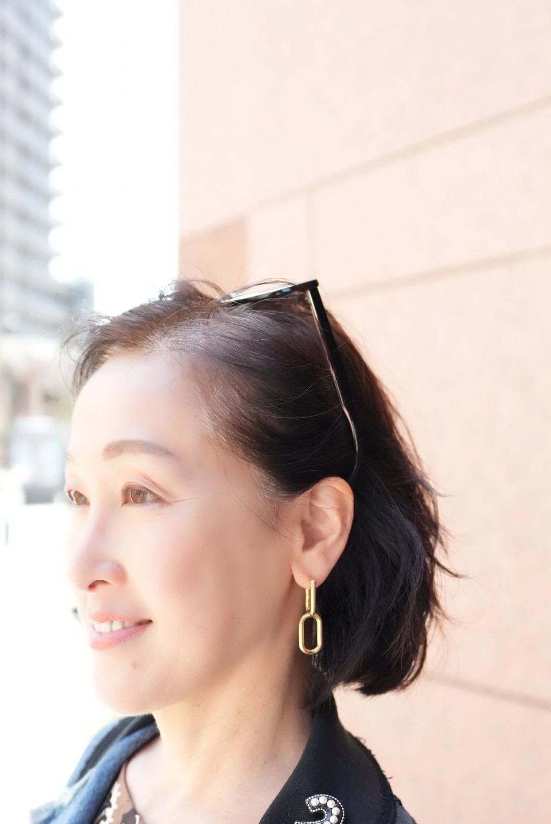 「春とはいえ侮れないのが紫外線。サングラスはマストアイテムです。ヘアアクセサリーとしても使いまわせるのでワンポイントとして重宝しています」