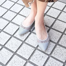 「旬のメッシュのシューズで足元に抜け感をプラスしてみました。パンプスながらも軽やかにキマるのでこの春夏ヘビロテ確定ですね」