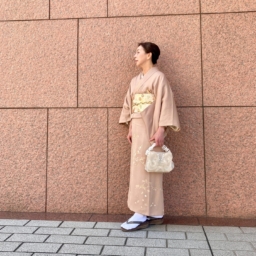 この日は、お母さまから受け継いだ淡いピンクの付け下げを主役に、現代の感性でアップデート。袖丈の微妙なサイズ感は、袖丈が調整できる長襦袢を選ぶ