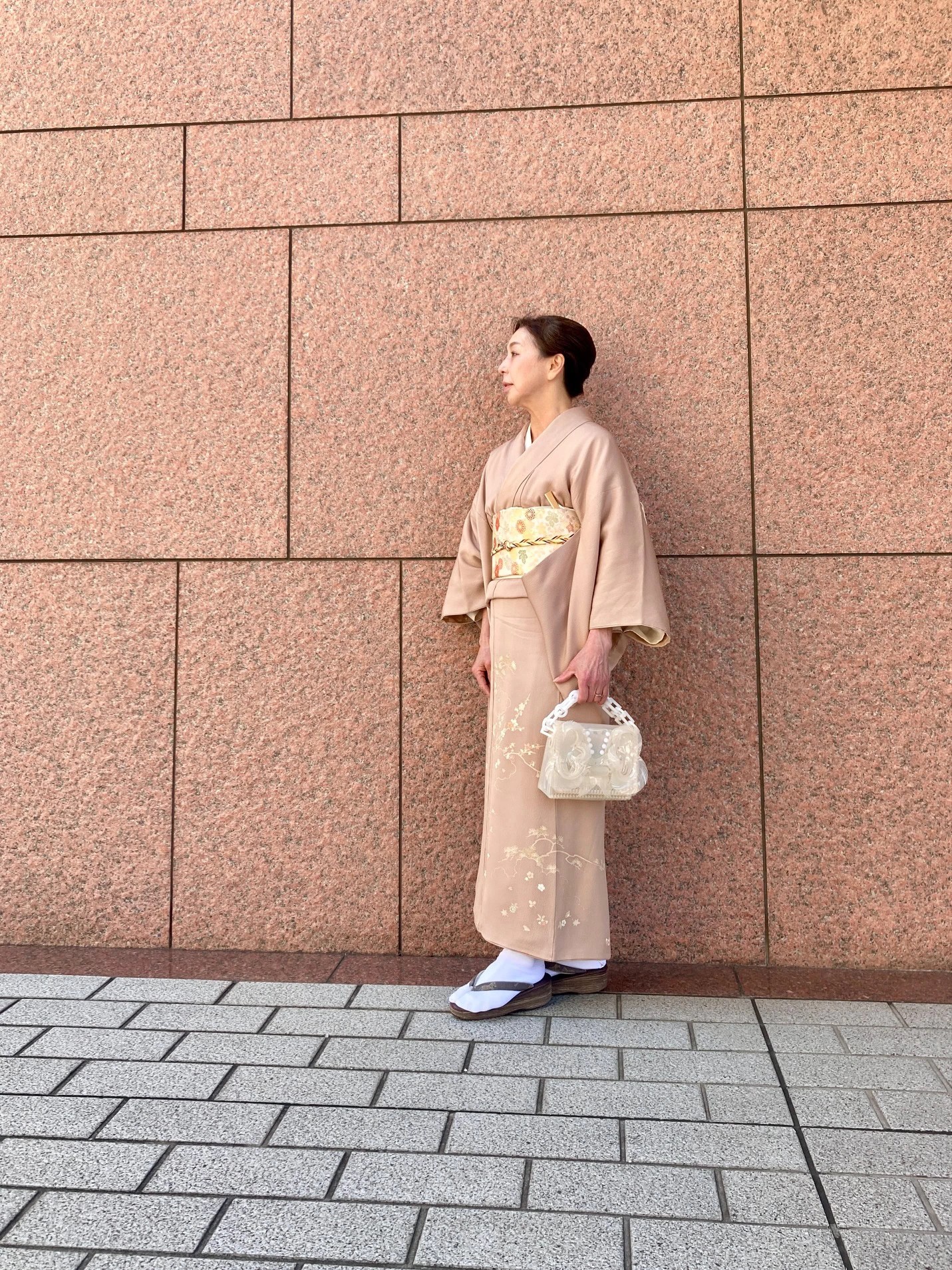 この日は、お母さまから受け継いだ淡いピンクの付け下げを主役に、現代の感性でアップデート。袖丈の微妙なサイズ感は、袖丈が調整できる長襦袢を選ぶ