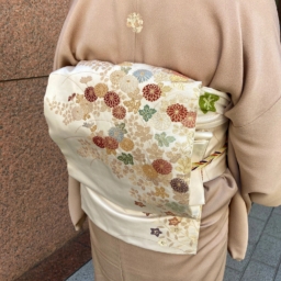 帯は古典的な菊模様の名古屋帯でしっかりと格を添えつつ、帯締めは上野の老舗「道明」の手組みという本物志向。「手組みの技が生み出す締め心地の良さは、一度知ると手放せない憧れの逸品です」