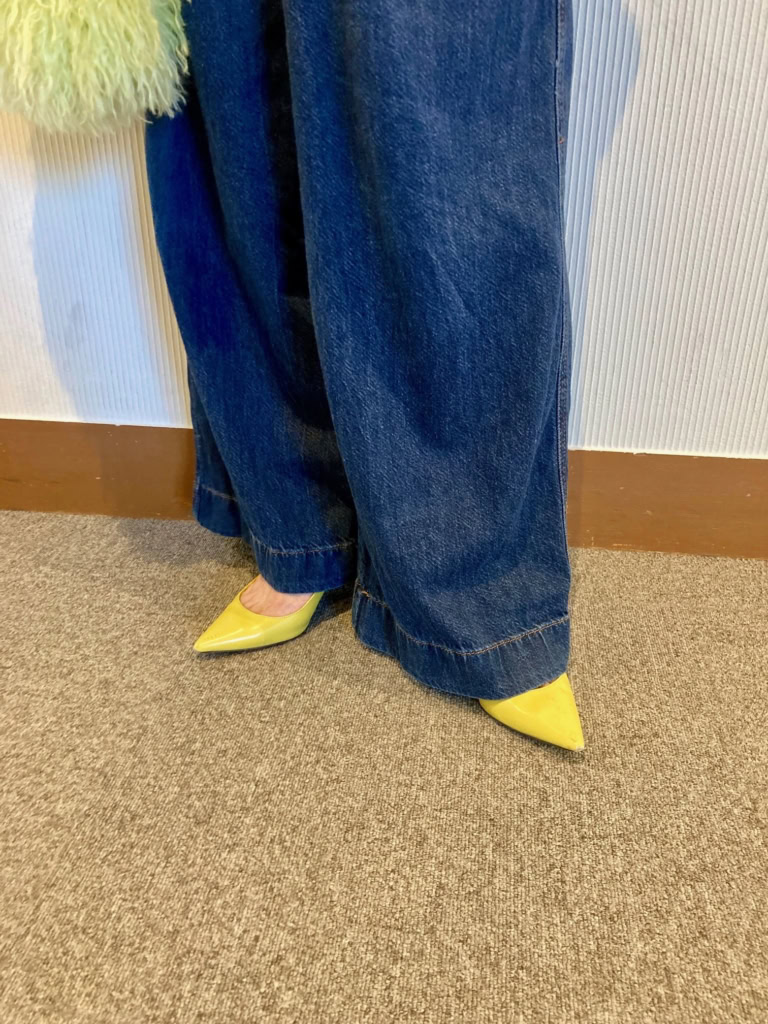 「『ZARA』のインディゴブルーのワイドデニムの裾から、チラッとのぞかせる『フルラ』のイエローポインテッドトゥパンプスがバッグとリンクして、足元までつなげます。イベントシーンにも馴染む、上品なデニムスタイルを実現!」