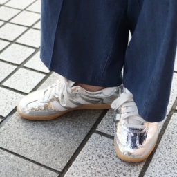 「足元には目を引くシルバーのスニーカーを。どこか落ち着いた佇まいなので、主張が強くなりすぎず辛口なアクセントに」