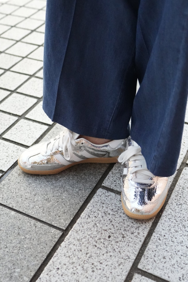 「足元には目を引くシルバーのスニーカーを。どこか落ち着いた佇まいなので、主張が強くなりすぎず辛口なアクセントに」