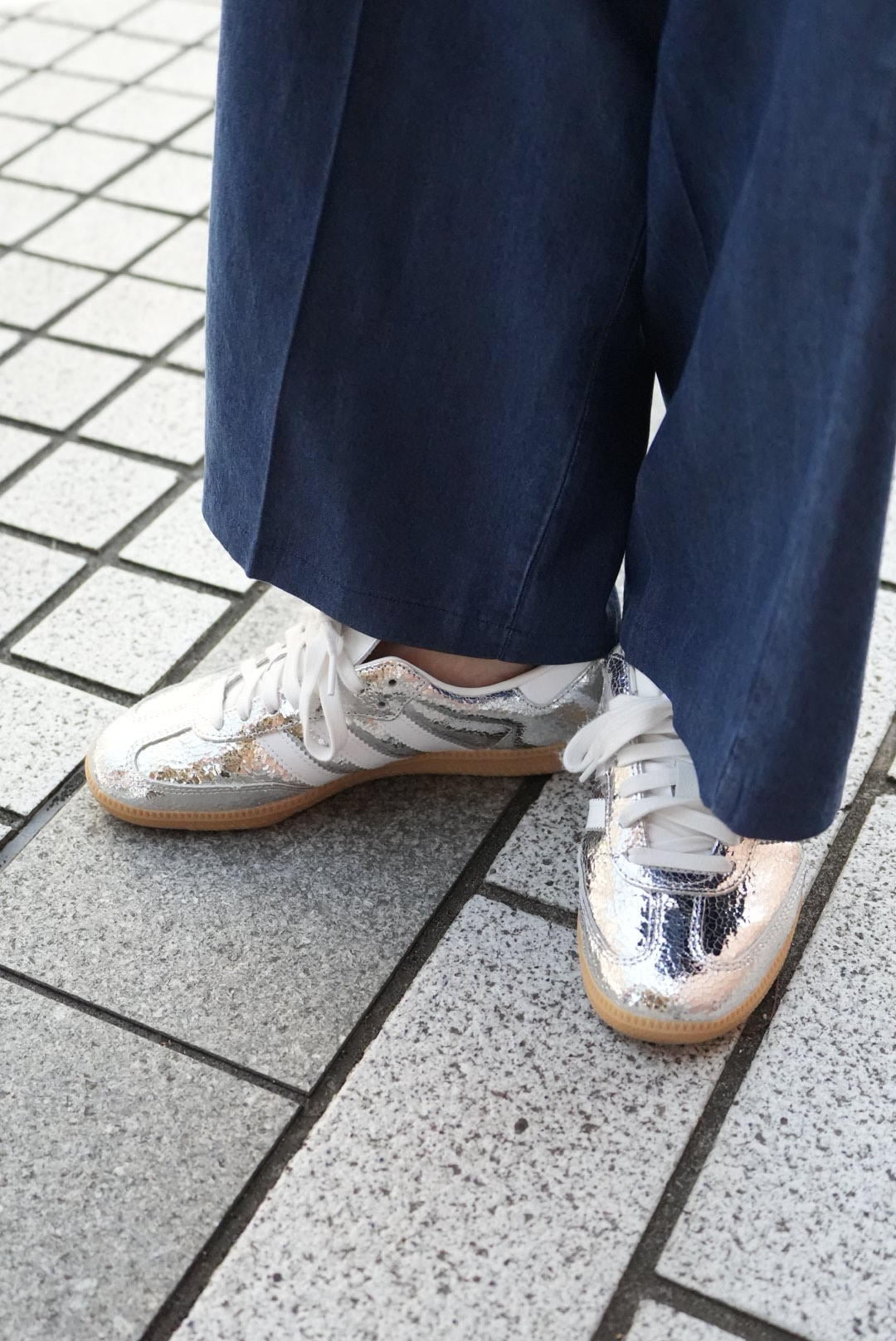 「足元には目を引くシルバーのスニーカーを。どこか落ち着いた佇まいなので、主張が強くなりすぎず辛口なアクセントに」