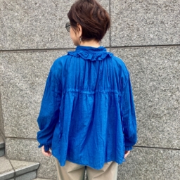 バックスタイルは、ふんわりとしたシルエットでやわらかい雰囲気。