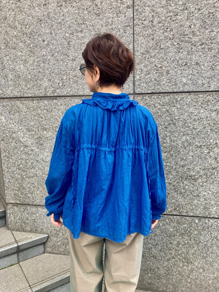 バックスタイルは、ふんわりとしたシルエットでやわらかい雰囲気。