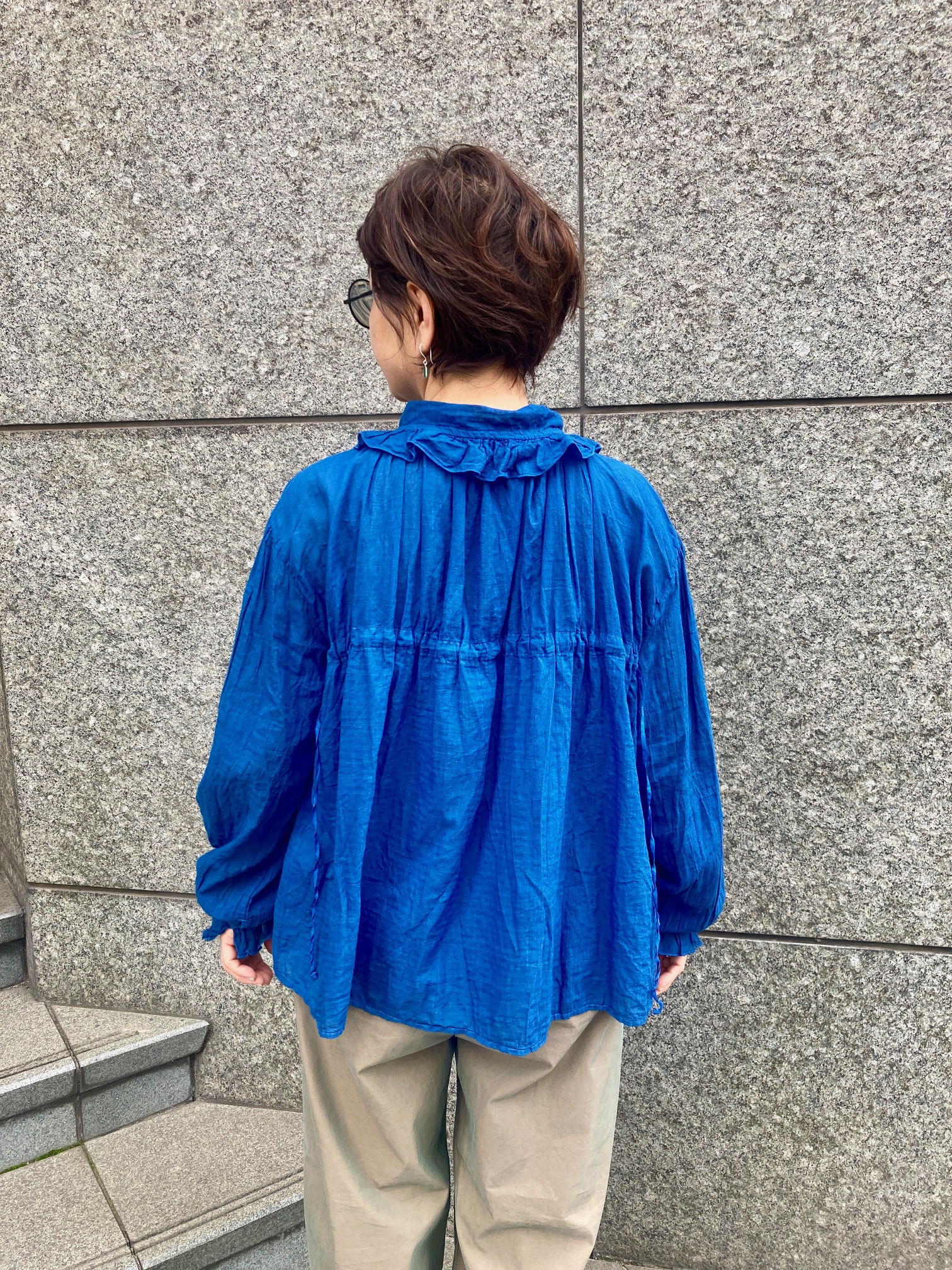 バックスタイルは、ふんわりとしたシルエットでやわらかい雰囲気。