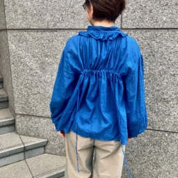 背面にある紐を絞ると、シャーリングを寄せたメリハリのあるシルエットに。好みに合わせたシルエットを楽しめます。