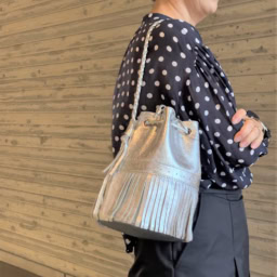 バッグも同じくシルバーでそろえて統一感を出しました