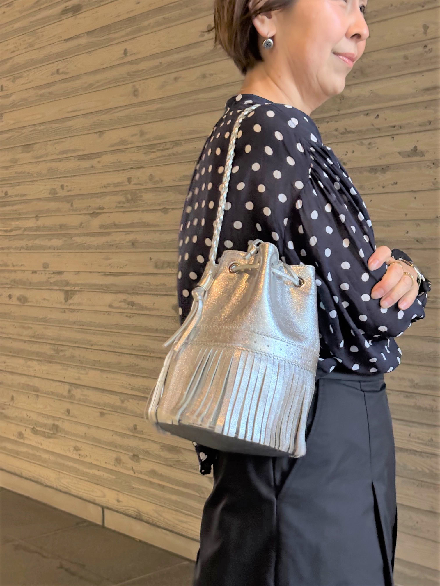 バッグも同じくシルバーでそろえて統一感を出しました