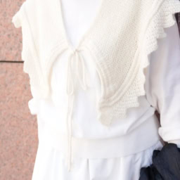 「ニットのショールは、自分で編んだものなんです。あえて白いトップスにレイヤードすることで、レトロでフェミニンな雰囲気をほんのり出し、スタイリングに深みが増します」