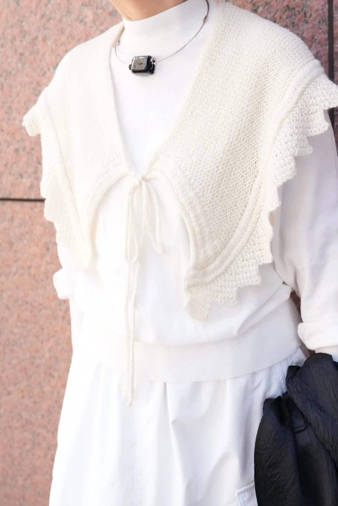 「ニットのショールは、自分で編んだものなんです。あえて白いトップスにレイヤードすることで、レトロでフェミニンな雰囲気をほんのり出し、スタイリングに深みが増します」
