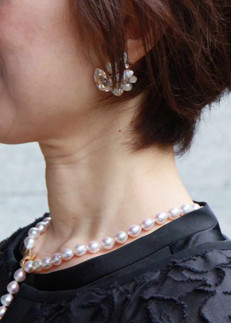 顔まわりがバエルパールのネックレスや大ぶりのビジューピアス