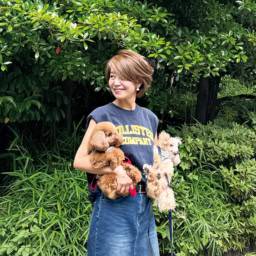 「トイプードルのミルクとクルミとは、休日にドライブがてら海辺などへ行きお散歩することも。この日は日帰りで軽井沢へ。ミルクがシニア犬なので、一緒にいる時間を大切に過ごしています」
