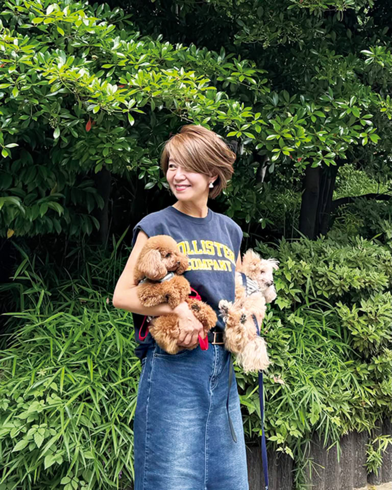 「トイプードルのミルクとクルミとは、休日にドライブがてら海辺などへ行きお散歩することも。この日は日帰りで軽井沢へ。ミルクがシニア犬なので、一緒にいる時間を大切に過ごしています」