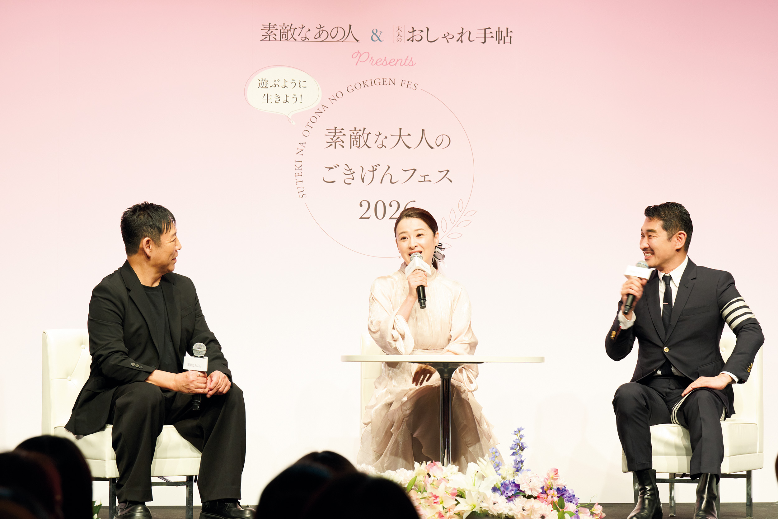 俳優檀れいさん、ヘア&メイクアップアーティスト黒田啓蔵さん、写真家下村一喜さんが登壇