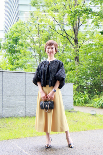 【50代お手本スナップ〈虎ノ門〉】「黒ジャケット×パール」の黄金比！繊細な表情で魅せる大人の「おもてなし」コーデ