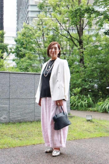 【50代お手本スナップ〈虎ノ門〉】ピンクの「パンツ」が甘くなりすぎない！絶妙バランスでまとめた大人のきれいめスタイル