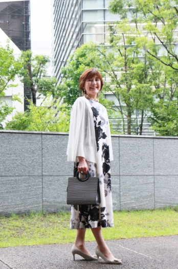 【50代お手本スナップ〈虎ノ門〉】「花柄ワンピース」を品よく着こなすには？モノトーンで品よくまとめた大人のランチスタイル
