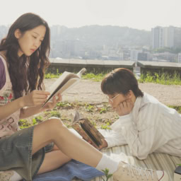 映画『サヨナラの引力』より読書しながらくつろぐジョンウォン（ムン・ガヨン）とウノ（ク・ギョファン）