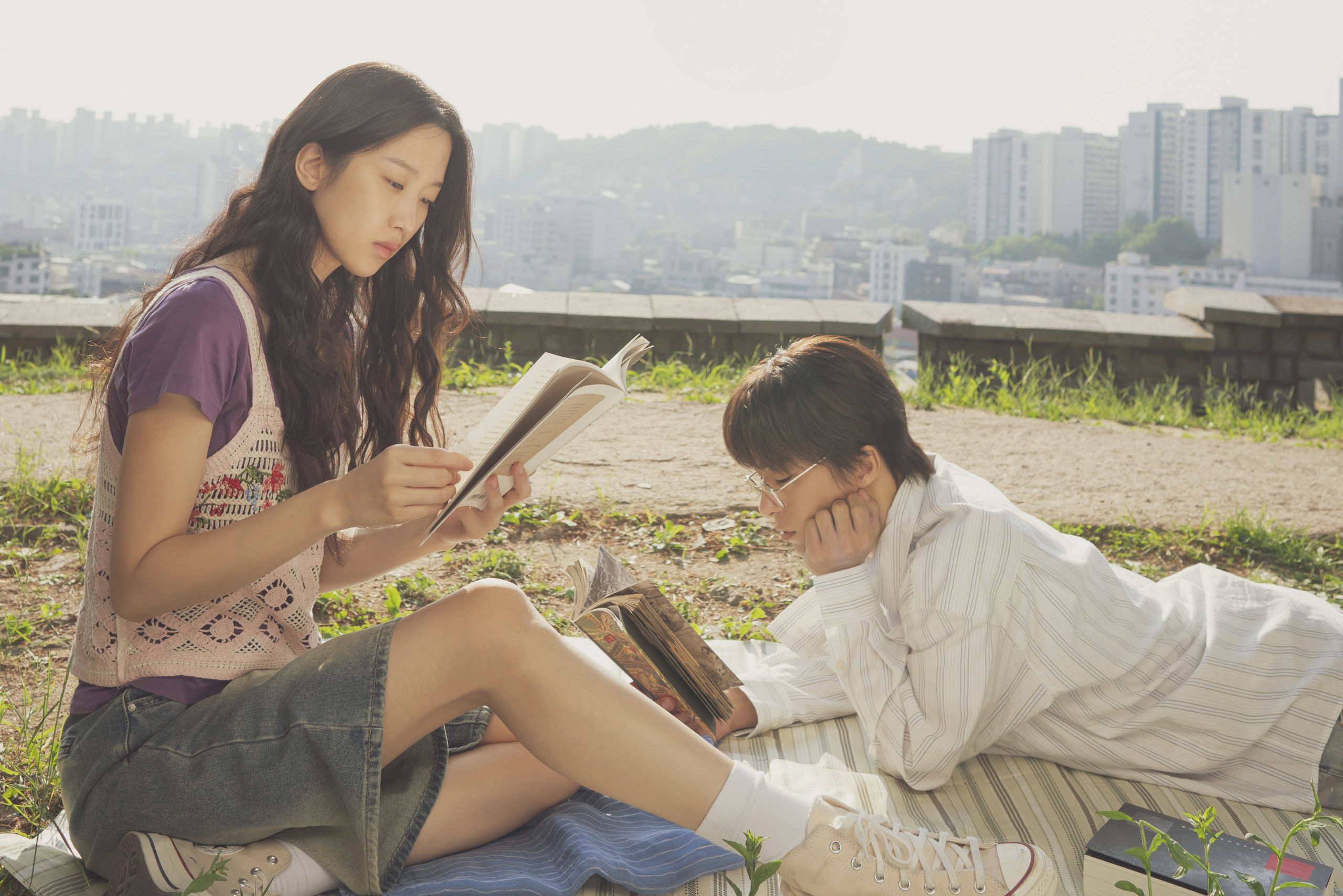 映画『サヨナラの引力』より読書しながらくつろぐジョンウォン（ムン・ガヨン）とウノ（ク・ギョファン）