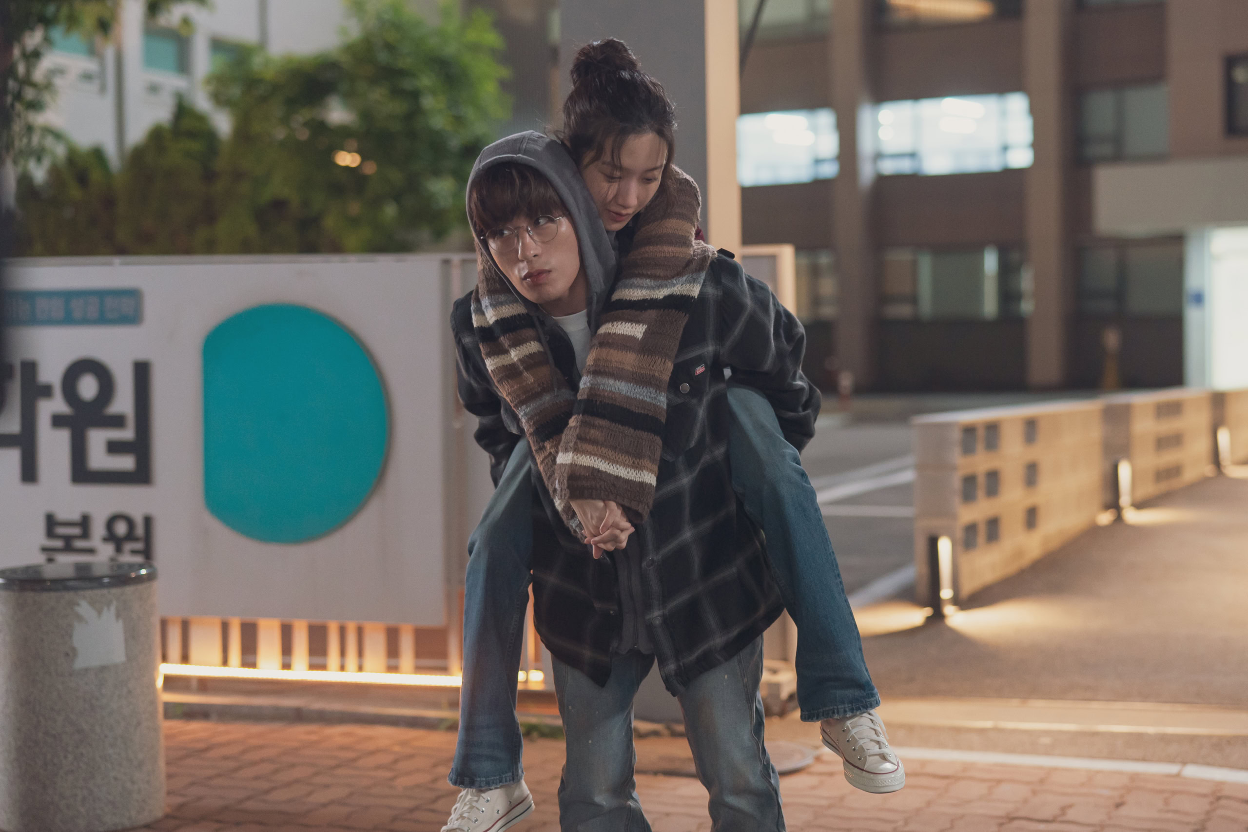 映画『サヨナラの引力』よりジョンウォン（ムン・ガヨン）をおんぶするウノ（ク・ギョファン）