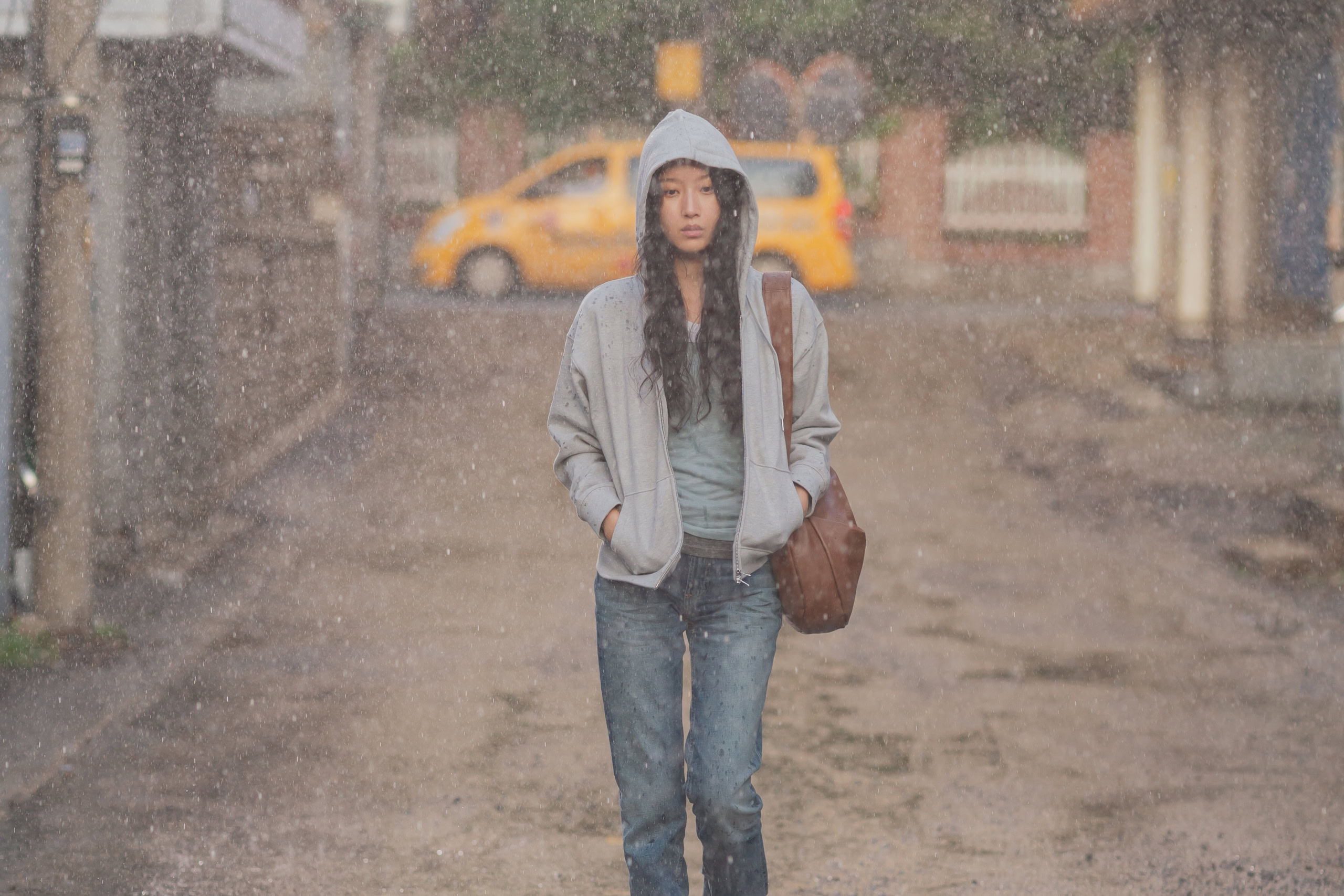 映画『サヨナラの引力』より雨に打たれながらさまようジョンウォン（ムン・ガヨン）