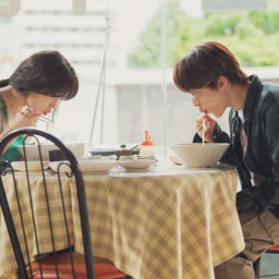 映画『サヨナラの引力』より「ウノ食堂」で食事をするジョンウォン（ムン・ガヨン）とウノ（ク・ギョファン）