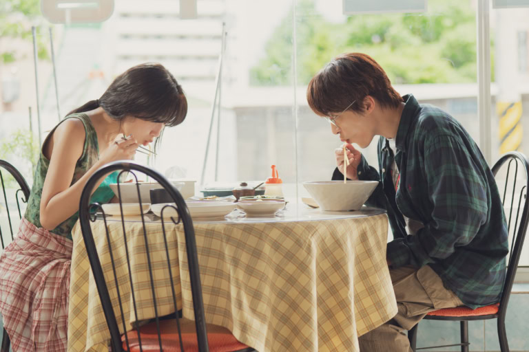 映画『サヨナラの引力』より「ウノ食堂」で食事をするジョンウォン（ムン・ガヨン）とウノ（ク・ギョファン）