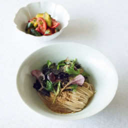 「えごまマッククス（えごま麺）」と「きゅうりとトマトのキムチ」
