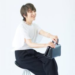 ブラウス¥39,600、パンツ¥41,800／ともにアドーア、ブレスレット¥39,600／エナッ、バッグ¥44,000／プンティ（エルディスト ショールーム）