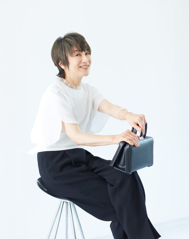 ブラウス¥39,600、パンツ¥41,800/ともにアドーア、ブレスレット¥39,600/エナッ、バッグ¥44,000/プンティ(エルディスト ショールーム)