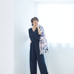ノースリーブブラウス¥46,200、手に持ったブラウス¥86,900、パンツ¥86,900／すべてアキコ オガワ、バングル¥49,500／エナッ、サンダル¥49,500／トリッペン（トリッペン原宿店）