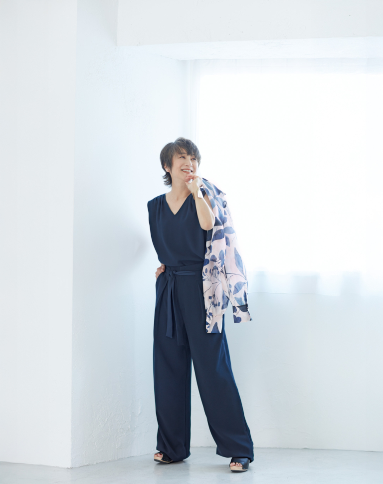 ノースリーブブラウス¥46,200、手に持ったブラウス¥86,900、パンツ¥86,900／すべてアキコ オガワ、バングル¥49,500／エナッ、サンダル¥49,500／トリッペン（トリッペン原宿店）