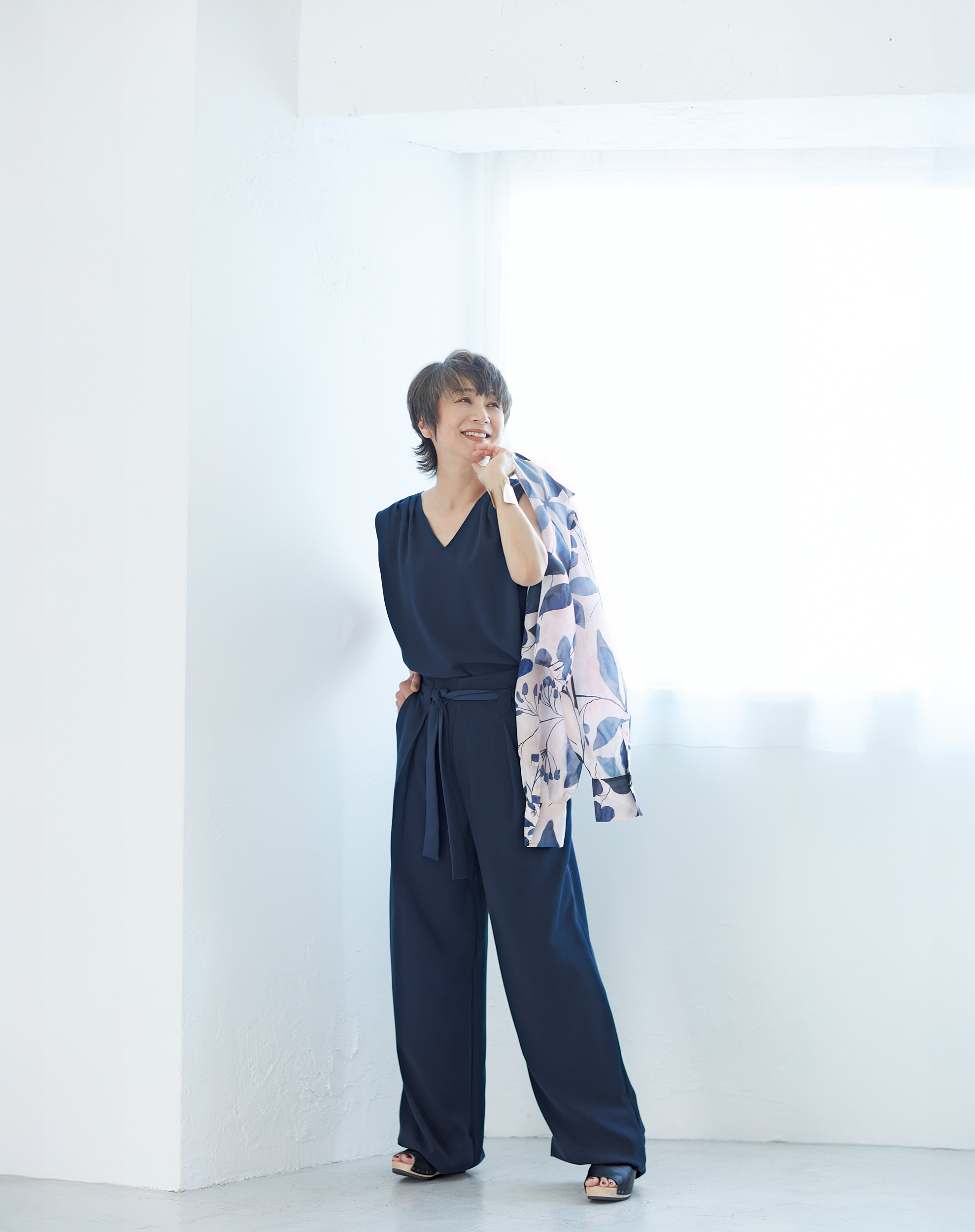 ノースリーブブラウス¥46,200、手に持ったブラウス¥86,900、パンツ¥86,900/すべてアキコ オガワ、バングル¥49,500/エナッ、サンダル¥49,500/トリッペン(トリッペン原宿店)