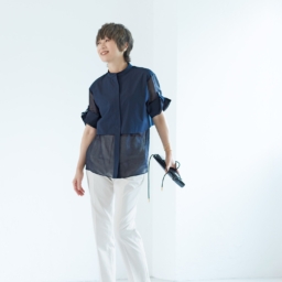 ブラウス¥35,200、パンツ¥29,700／ともにセオリーリュクス、バングル¥42,900／ジャミレイ（すべてリンク・セオリー・ジャパン）、バッグ¥137,500／ドメスティック（アッシュ・ペー・フランス）、サンダル¥49,500／トリッペン（トリッペン原宿店）、ピアス／モデル私物